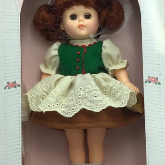 Ginny Vogue Beautiful Gretel 1984 Dakin Collectible Ornamental Character Display - Picture 12 of 12